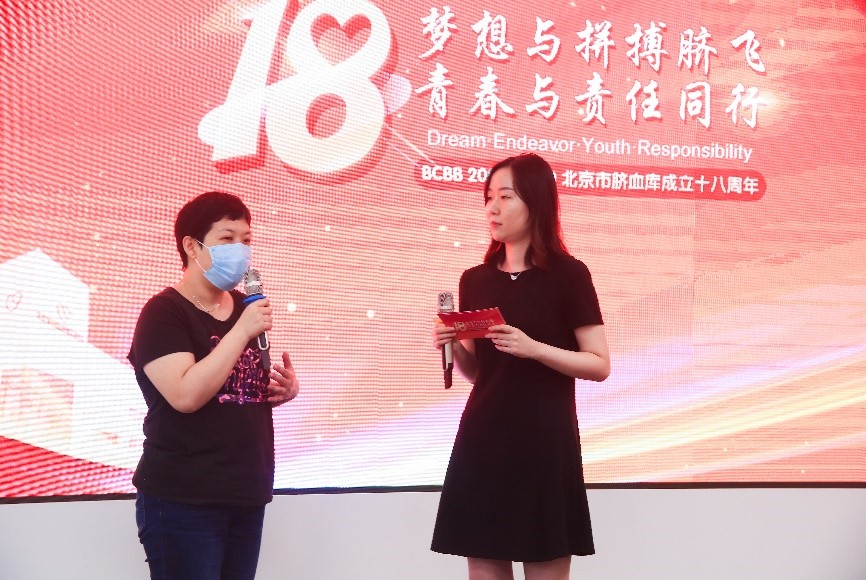储户在活动现场分享储存脐带血的感受.jpg