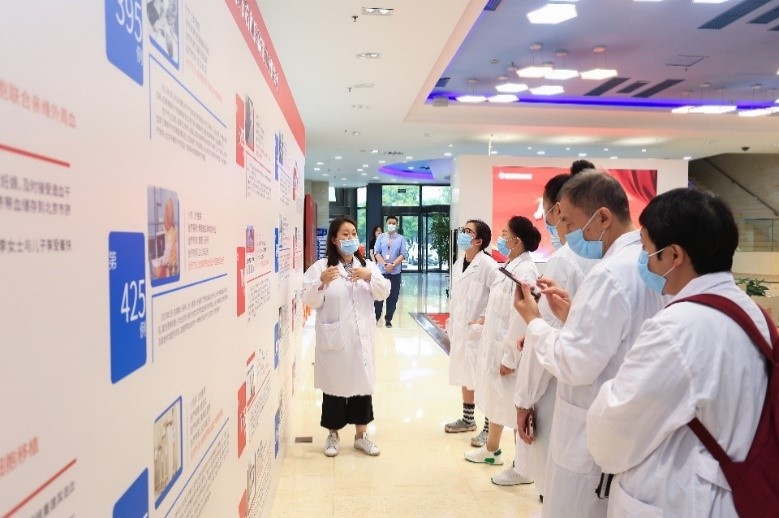 北京市脐血库工作人员向储户家庭介绍脐带血移植成功案例.jpg